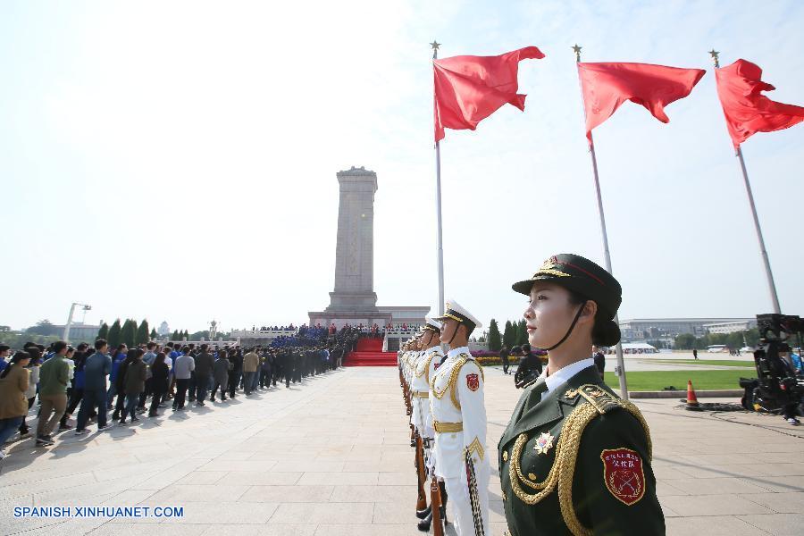 El presidente de China, Xi Jinping, y otros altos líderes asistieron a una ceremonia celebrada con motivo del Día de los Mártires en la Plaza de Tian'anmen, en el centro de Beijing, para honrar y conmemorar a los héroes nacionales caídos.