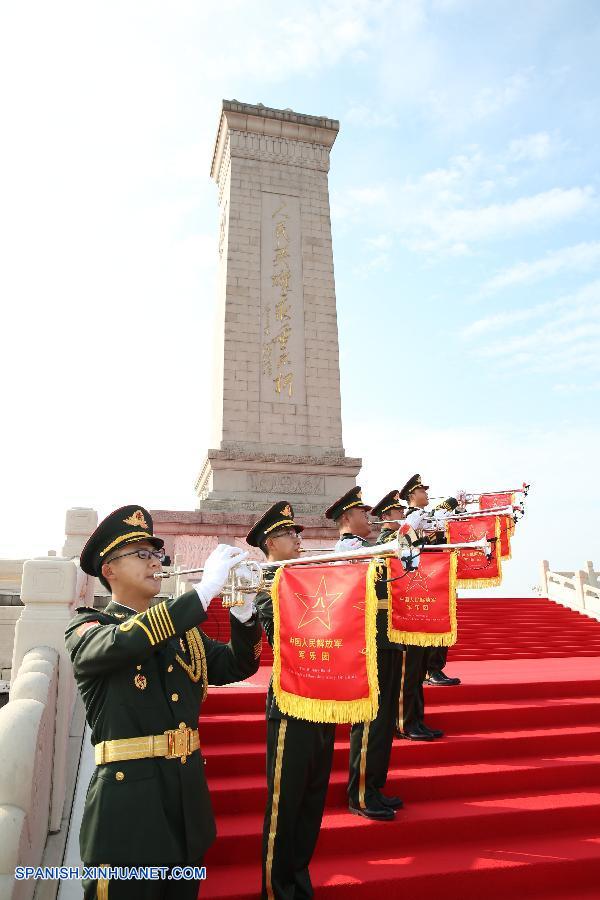 El presidente de China, Xi Jinping, y otros altos líderes asistieron a una ceremonia celebrada con motivo del Día de los Mártires en la Plaza de Tian'anmen, en el centro de Beijing, para honrar y conmemorar a los héroes nacionales caídos.