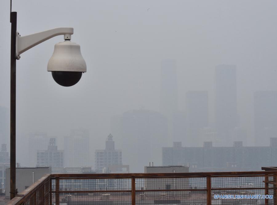 Una espesa capa de niebla contaminante seguirá cubriendo hoy miércoles partes del norte de China.