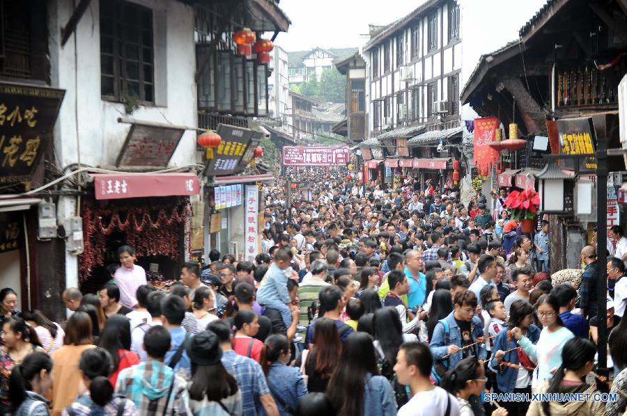 （新华全媒头条·盘点黄金周·图文互动）（2）“既游且购”看变迁——写在2015年国庆节长假收官之际 