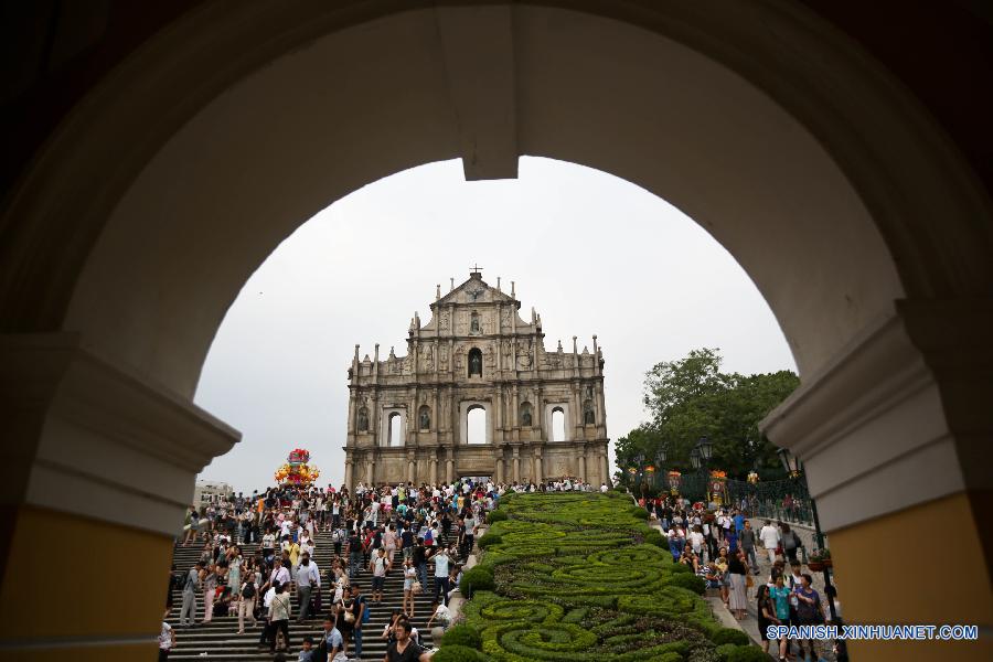 （新华全媒头条·盘点黄金周·图文互动）（3）“既游且购”看变迁——写在2015年国庆节长假收官之际 