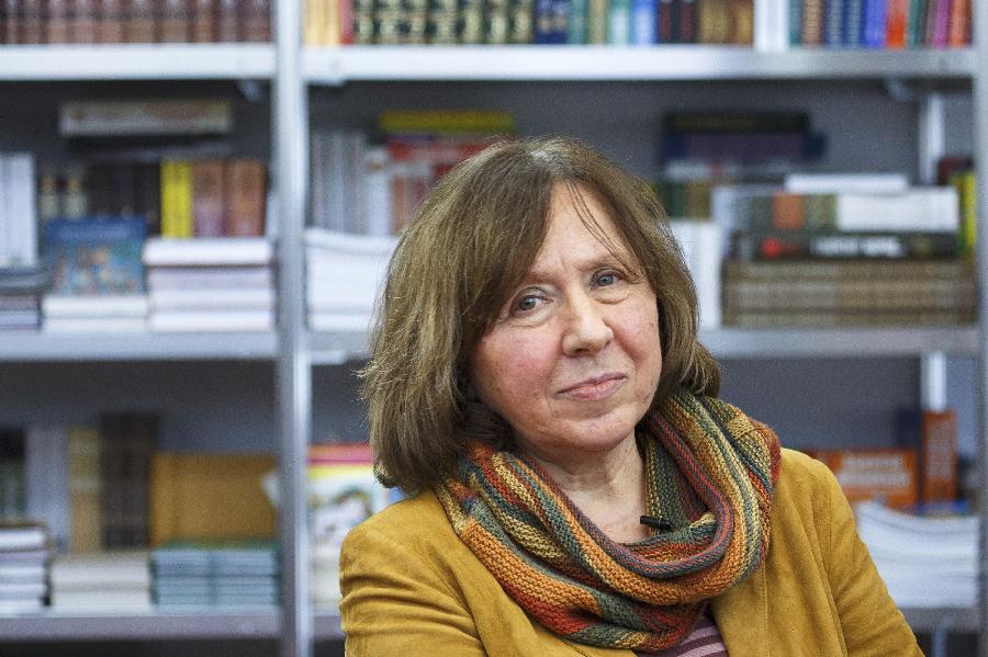 El Premio Nobel de Literatura 2015 fue otorgado a la escritora de Bielorrusia Svetlana Alexievich 'por su escritura polifónica, un monumento al sufrimiento y al valor de nuestros tiempos', anunció la Academia Sueca en Estocolmo.
