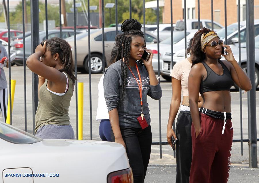 Un estudiante murió y otra persona resultó herida tras un tiroteo ocurrido el viernes en la Universidad del Sur de Texas (TSU), informó la prensa local.