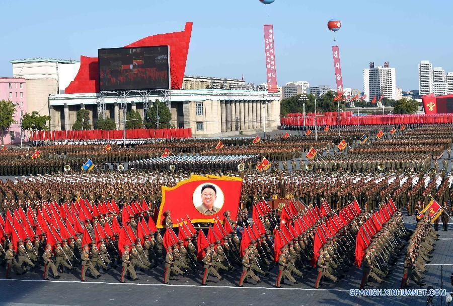 La República Popular Democrática de Corea (RPDC) llevó a cabo la tarde del sábado un enorme desfile militar en la Plaza Kim Il Sung en Pyongyang, la capital nacional, para conmemorar el 70° aniversario de la fundación del Partido de los Trabajadores de Corea (PTC). La República Popular Democrática de Corea (RPDC) llevó a cabo la tarde del sábado un enorme desfile militar en la Plaza Kim Il Sung en Pyongyang, la capital nacional, para conmemorar el 70° aniversario de la fundación del Partido de los Trabajadores de Corea (PTC).