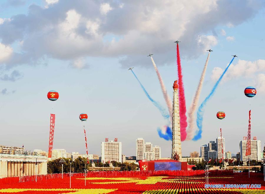 La República Popular Democrática de Corea (RPDC) llevó a cabo la tarde del sábado un enorme desfile militar en la Plaza Kim Il Sung en Pyongyang, la capital nacional, para conmemorar el 70° aniversario de la fundación del Partido de los Trabajadores de Corea (PTC). La República Popular Democrática de Corea (RPDC) llevó a cabo la tarde del sábado un enorme desfile militar en la Plaza Kim Il Sung en Pyongyang, la capital nacional, para conmemorar el 70° aniversario de la fundación del Partido de los Trabajadores de Corea (PTC).