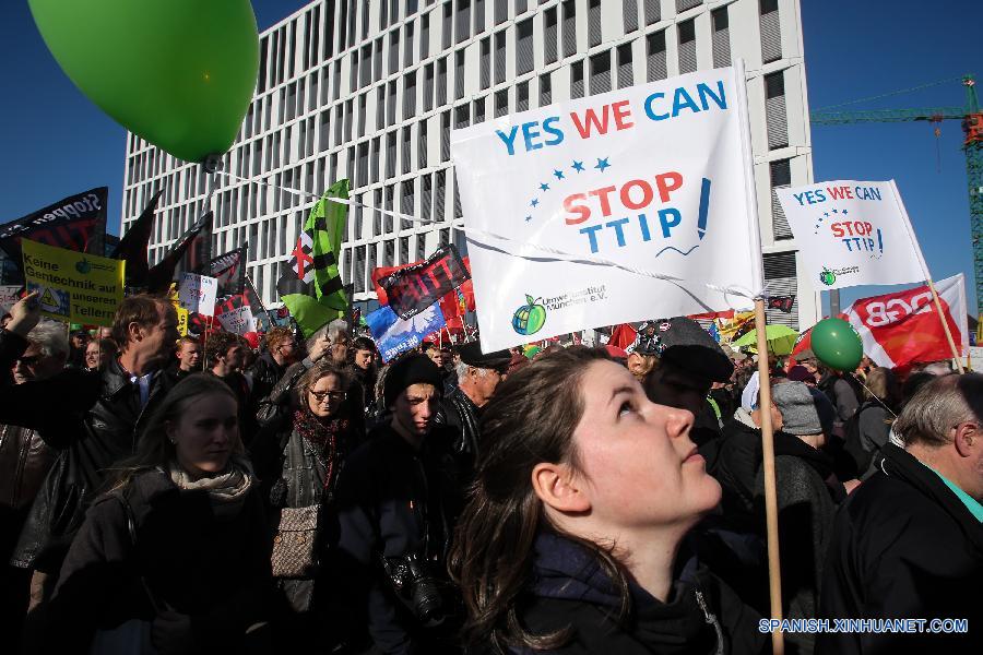 Miles de personas protestaron hoy en Berlín contra un acuerdo de libre comercio que se negocia entre Estados Unidos y la Unión Europea (UE).