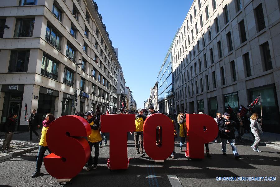 Miles de personas protestaron hoy en Berlín contra un acuerdo de libre comercio que se negocia entre Estados Unidos y la Unión Europea (UE).
