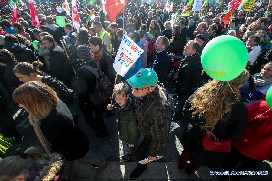 Miles de personas protestaron hoy en Berlín contra un acuerdo de libre comercio que se negocia entre Estados Unidos y la Unión Europea (UE).