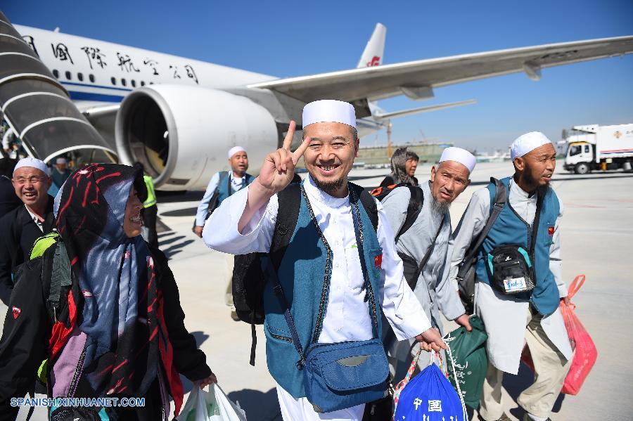 Hoy por la tarde, 297 peregrinos chinos regresaron de La Meca a la región autónoma hui de Ningxia en el noroeste de China.