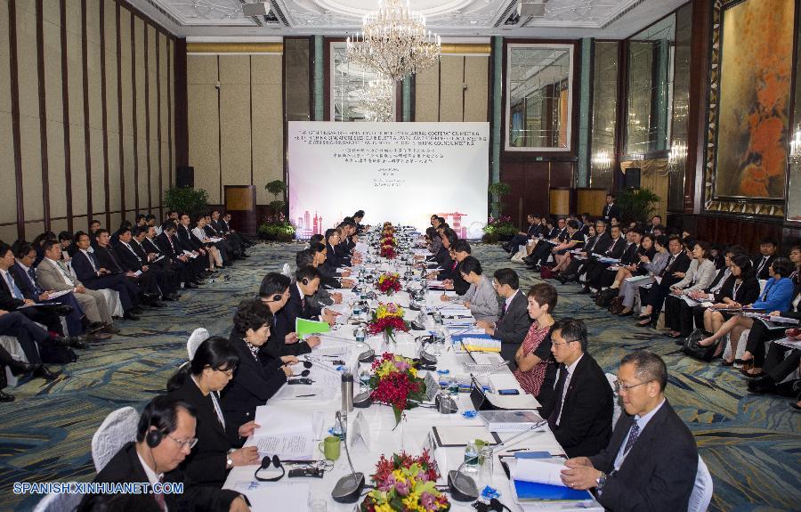 Nuevas iniciativas para promover aún más el uso internacional de renminbi (RMB) a través de Singapur fueron acordadas en la 12ª Reunión del Consejo Conjunto para la Cooperación Bilateral China-Singapur (JCBC, siglas en inglés), copresidida por el vicepremier chino Zhang Gaoli y su homólogo singapurense Teo Chee Hean, informó este martes la Autoridad Monetaria de Singapur (MAS, siglas en inglés).