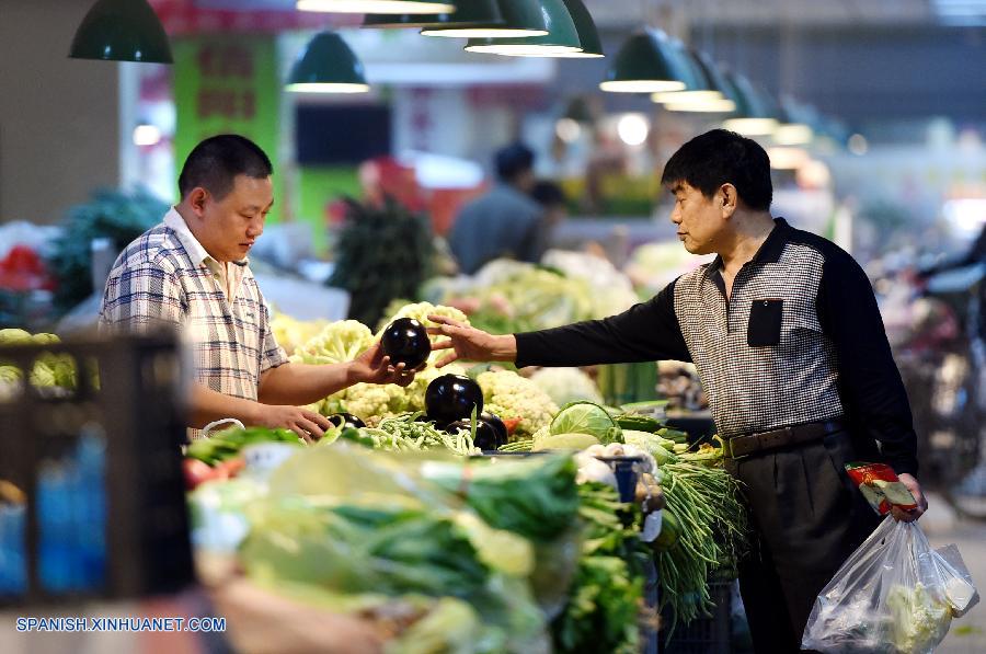 El Índice de Precios al Consumidor (IPC) de China, uno de los principales indicadores de la inflación, subió un 1,6 por ciento en septiembre frente al mismo periodo del año pasado, por debajo del 2 por ciento registrado en agosto, según los datos oficiales publicados.