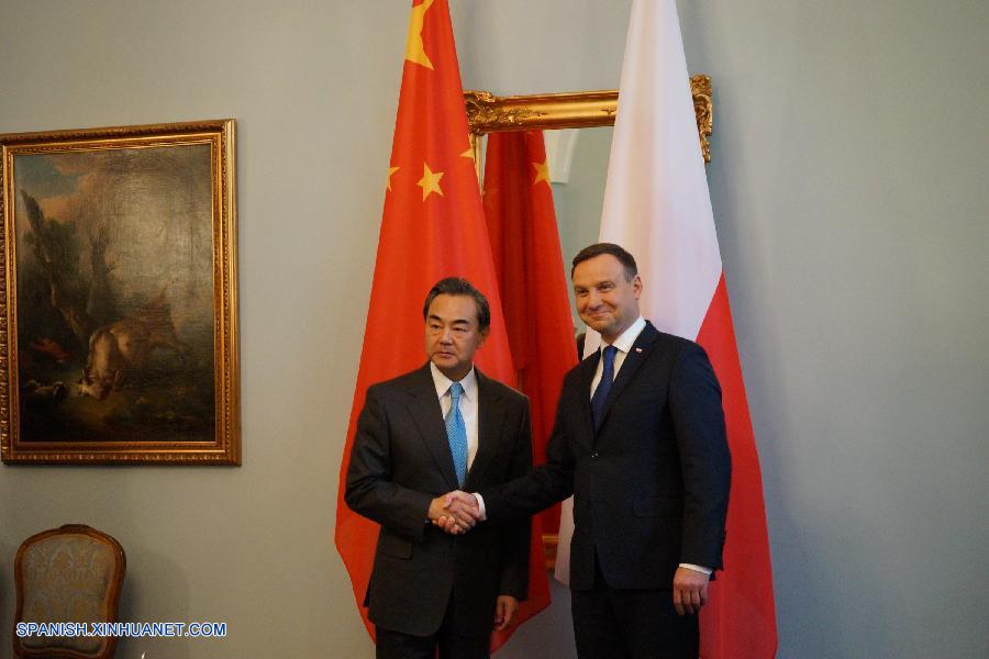 El presidente de Polonia, Andrzej Duda, y el ministro de Relaciones Exteriores de China de visita en el país, Wang Yi, acordaron hoy ampliar la cooperación entre las dos naciones durante las conversaciones entabladas en el Palacio Presidencial de Varsovia.