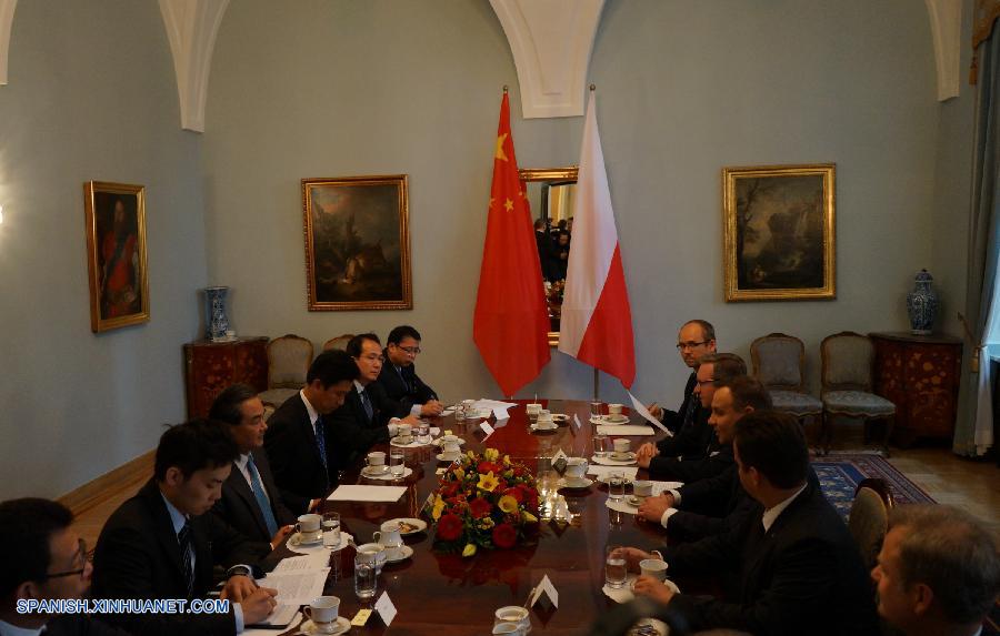 El presidente de Polonia, Andrzej Duda, y el ministro de Relaciones Exteriores de China de visita en el país, Wang Yi, acordaron hoy ampliar la cooperación entre las dos naciones durante las conversaciones entabladas en el Palacio Presidencial de Varsovia.