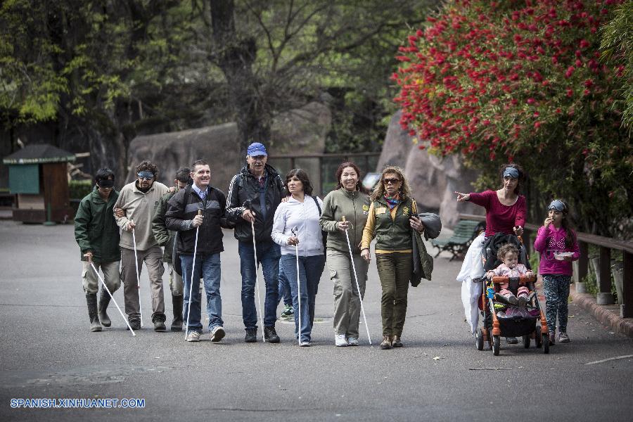 El jardín zoológico de Buenos Aires se sumó hoy jueves al Día Internacional del Bastón Blanco, en pos de fomentar la integración comunitaria de los invidentes.