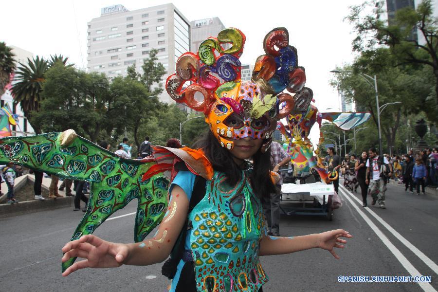 El tradicional desfile de 'alebrijes', artesan&iacute;as monumentales surgidas de la imaginaci&oacute;n de artesanos, se llev&oacute; a cabo hoy en su novena edici&oacute;n en la Ciudad de M&eacute;xico en una ma&ntilde;ana fr&iacute;a que no impidi&oacute; a cientos de asistentes admirarlos.