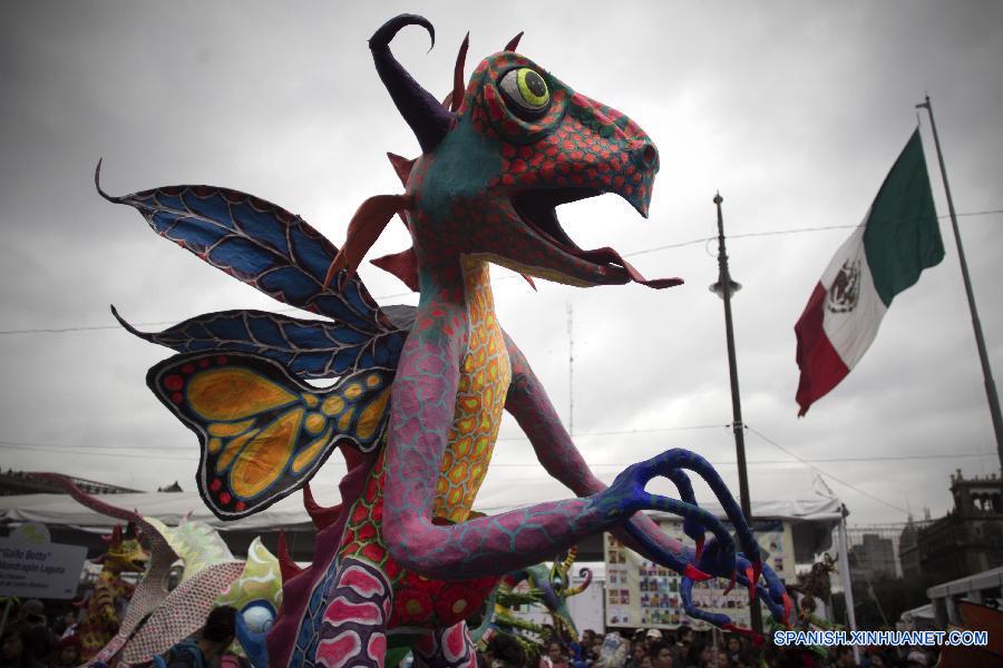 El tradicional desfile de 'alebrijes', artesanías monumentales surgidas de la imaginación de artesanos, se llevó a cabo hoy en su novena edición en la Ciudad de México en una mañana fría que no impidió a cientos de asistentes admirarlos.