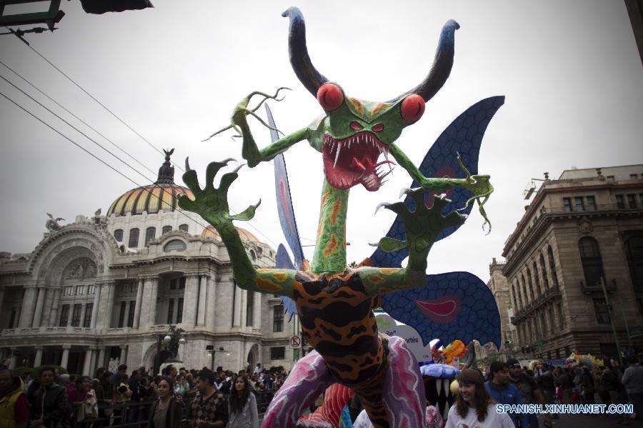 El tradicional desfile de 'alebrijes', artesan&iacute;as monumentales surgidas de la imaginaci&oacute;n de artesanos, se llev&oacute; a cabo hoy en su novena edici&oacute;n en la Ciudad de M&eacute;xico en una ma&ntilde;ana fr&iacute;a que no impidi&oacute; a cientos de asistentes admirarlos.