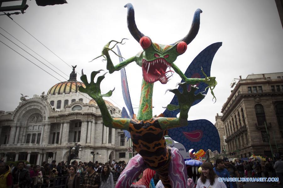El tradicional desfile de 'alebrijes', artesanías monumentales surgidas de la imaginación de artesanos, se llevó a cabo hoy en su novena edición en la Ciudad de México en una mañana fría que no impidió a cientos de asistentes admirarlos.