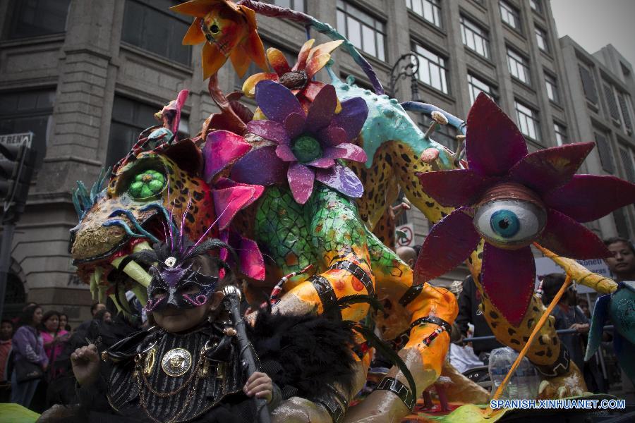 El tradicional desfile de 'alebrijes', artesan&iacute;as monumentales surgidas de la imaginaci&oacute;n de artesanos, se llev&oacute; a cabo hoy en su novena edici&oacute;n en la Ciudad de M&eacute;xico en una ma&ntilde;ana fr&iacute;a que no impidi&oacute; a cientos de asistentes admirarlos.