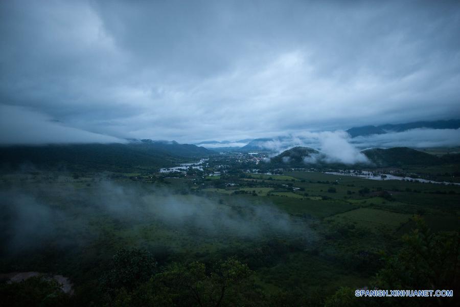 Varios municipios del estado mexicano de Jalisco (oeste) amanecieron hoy en máxima alerta a pesar de que el huracán 'Patricia' se convirtió en tormenta tropical, informó el Servicio Meteorológico Nacional (SMN).