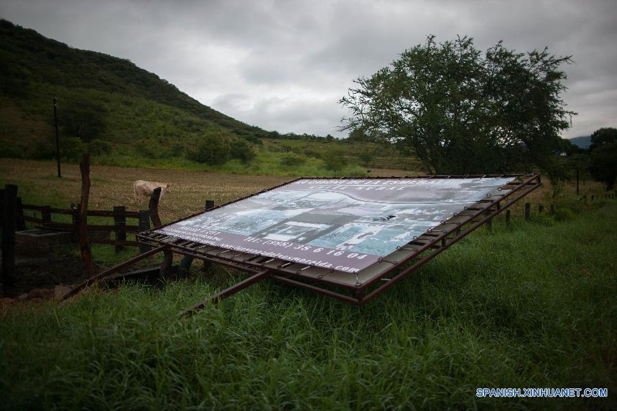 Varios municipios del estado mexicano de Jalisco (oeste) amanecieron hoy en máxima alerta a pesar de que el huracán 'Patricia' se convirtió en tormenta tropical, informó el Servicio Meteorológico Nacional (SMN).