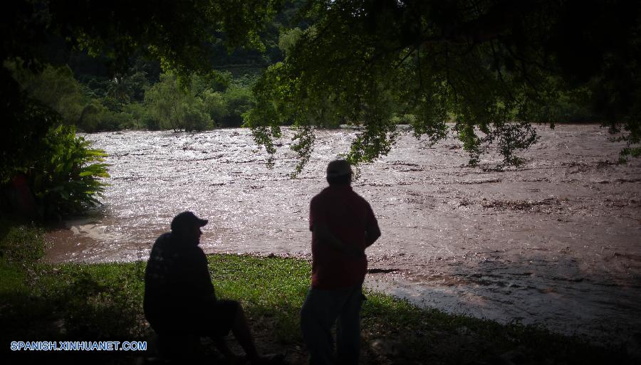 Más de medio centenar de familias de diversos poblados de Jalisco perdieron sus casas y pertenencias debido a los fuertes vientos que provocó el huracán 'Patricia' a su paso por este occidental estado mexicano la tarde del viernes.