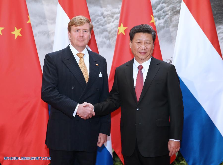 El presidente de China, Xi Jinping, y el rey de Holanda, Guillermo Alejando, de visita en China, acordaron hoy impulsar la cooperación bilateral en la Iniciativa de la Franja y la Ruta y el Banco Asiático de Inversión en Infraestructura (BAII), propuestos por China.