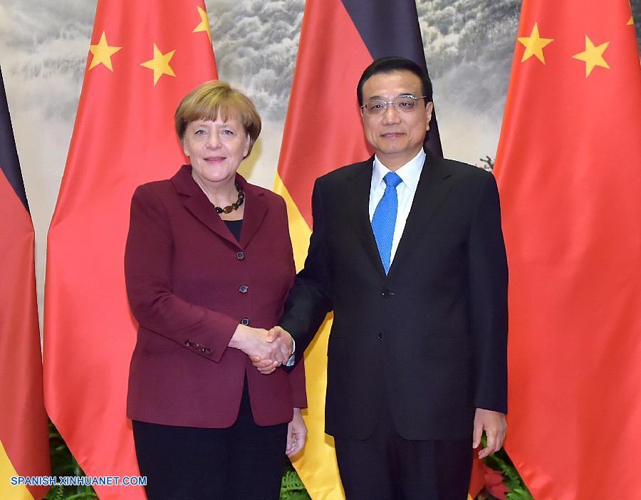 El primer ministro chino, Li Keqiang, inició las conversaciones con la canciller alemana, Angela Merkel, hoy jueves en el Gran Palacio del Pueblo, en Beijng.