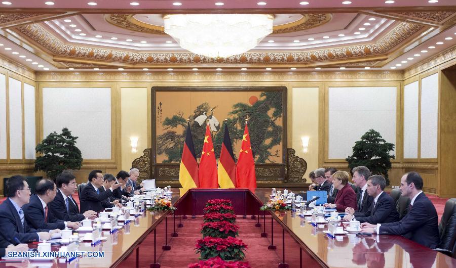 El primer ministro chino, Li Keqiang, sugirió establecer un mecanismo intergubernamental para coordinar las estrategias de desarrollo de China y Alemania durante sus conversaciones con la canciller alemana, Angela Merkel, hoy jueves por la mañana en Beijing.