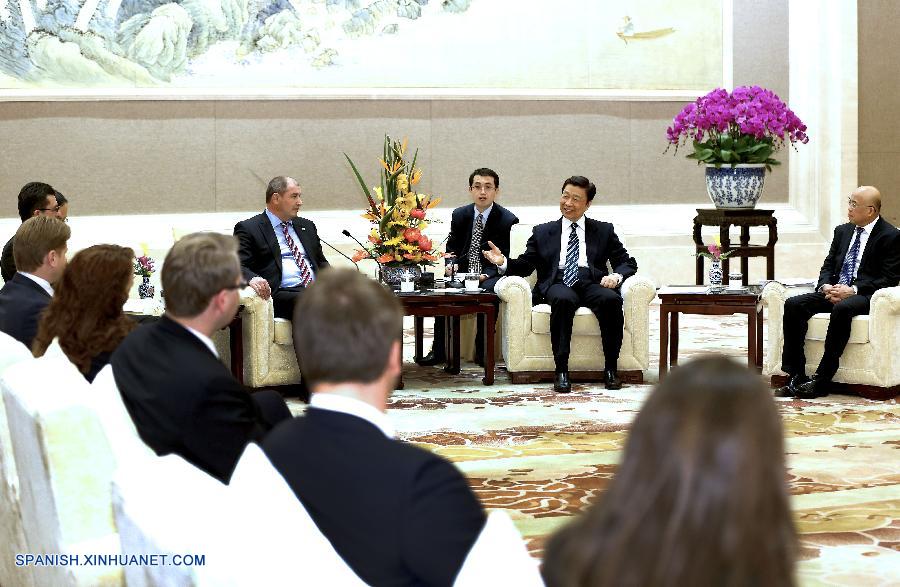 El vicepresidente chino, Li Yuanchao, se reunió hoy jueves con una delegación de jóvenes líderes políticos procedentes de países del centro y el este de Europa.