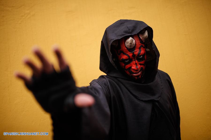 Miles de bogotanos celebraron la fiesta de Halloween este sábado por las calles como es tradición pero muchos se decidieron por hacerlo en la Feria SOFA, el que n de Ocio y la a que se celebra desde el 29 de octubre al 2 de noviembre en Corferias y que abre un espacio en la ciudad para el entretenimiento alternativo.