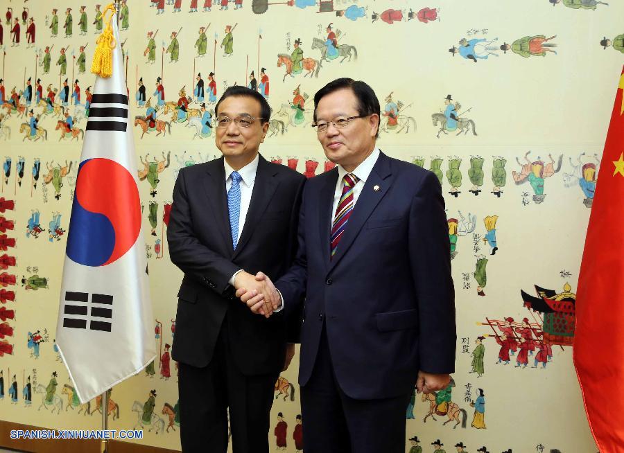 El primer ministro chino, Li Keqiang, instó este domingo a los legisladores de China y Corea del Sur a fortalecer los intercambios y la cooperación para dar mayor vitalidad al desarrollo integral de los lazos bilaterales.