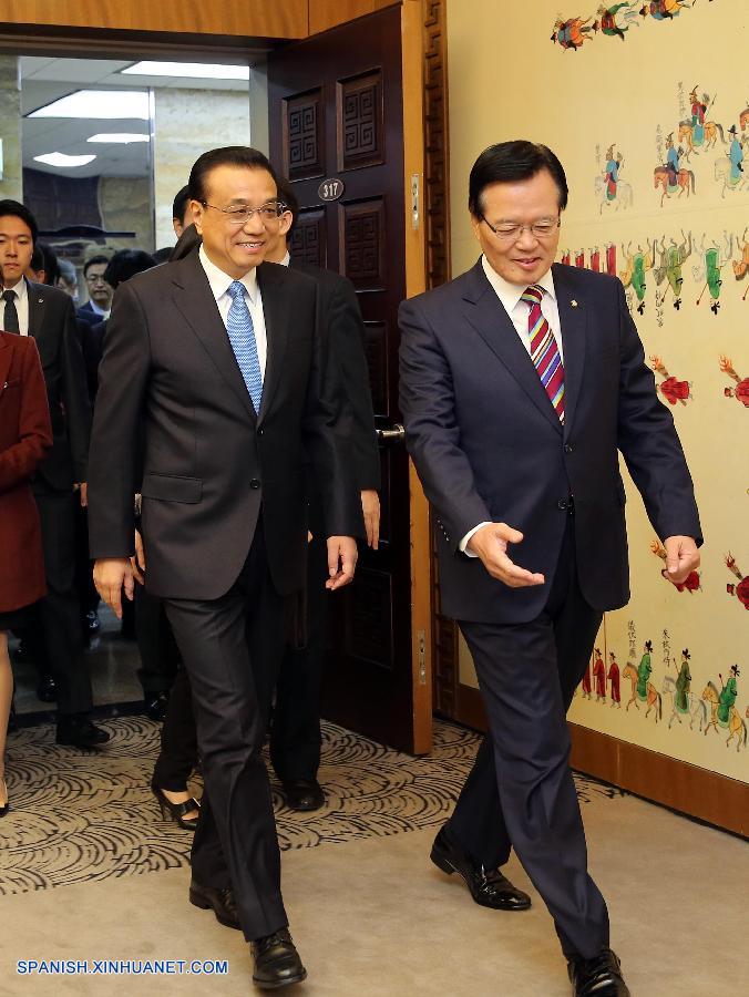 El primer ministro chino, Li Keqiang, instó este domingo a los legisladores de China y Corea del Sur a fortalecer los intercambios y la cooperación para dar mayor vitalidad al desarrollo integral de los lazos bilaterales.