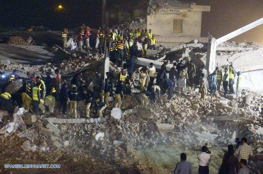 Por lo menos 15 personas perdieron la vida y 75 resultaron heridas por el derrumbe de un edificio de cuatro pisos de una fábrica en la ciudad de Lahore, en el oriente de Pakistán, dijeron las autoridades.