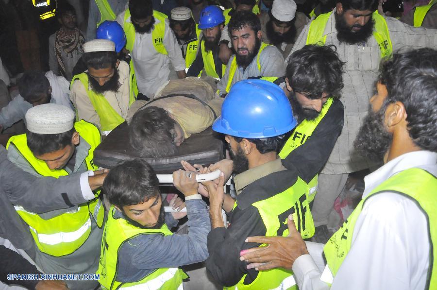Por lo menos 15 personas perdieron la vida y 75 resultaron heridas por el derrumbe de un edificio de cuatro pisos de una fábrica en la ciudad de Lahore, en el oriente de Pakistán, dijeron las autoridades.