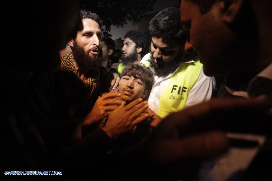 Por lo menos 15 personas perdieron la vida y 75 resultaron heridas por el derrumbe de un edificio de cuatro pisos de una fábrica en la ciudad de Lahore, en el oriente de Pakistán, dijeron las autoridades.