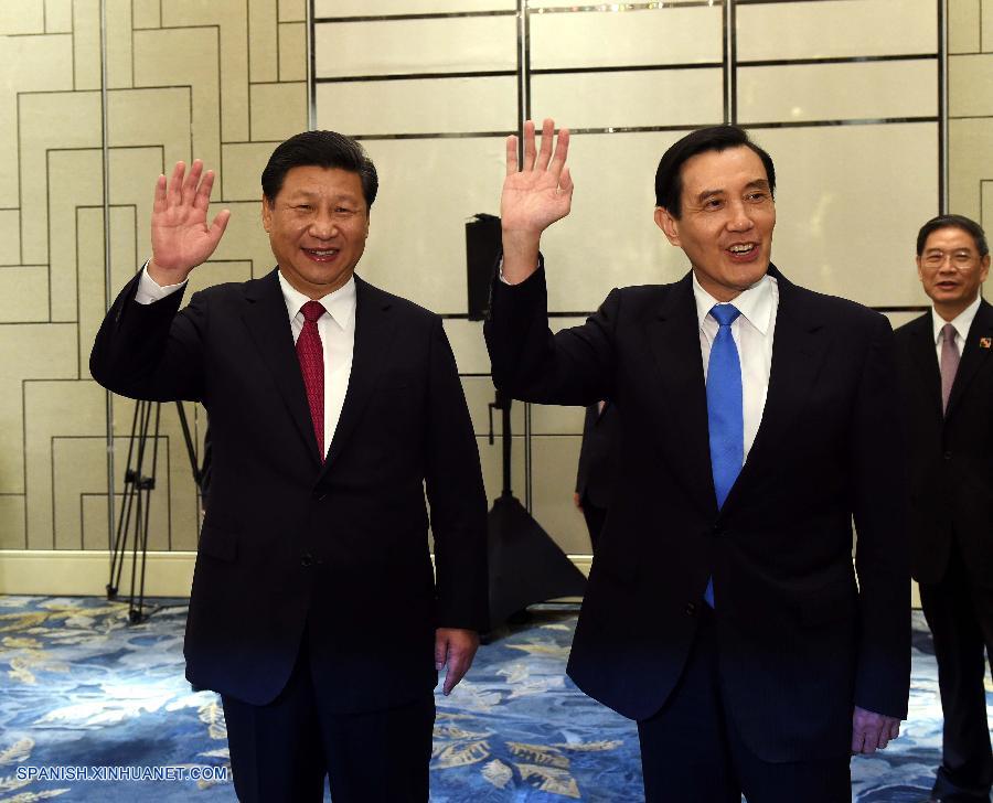 Xi Jinping y Ma Ying-jeou estrecharon manos por la tarde en Singapur en la primera reunión entre líderes de ambas orillas del estrecho de Taiwan desde 1949, abriendo una página histórica de las relaciones a través del estrecho.