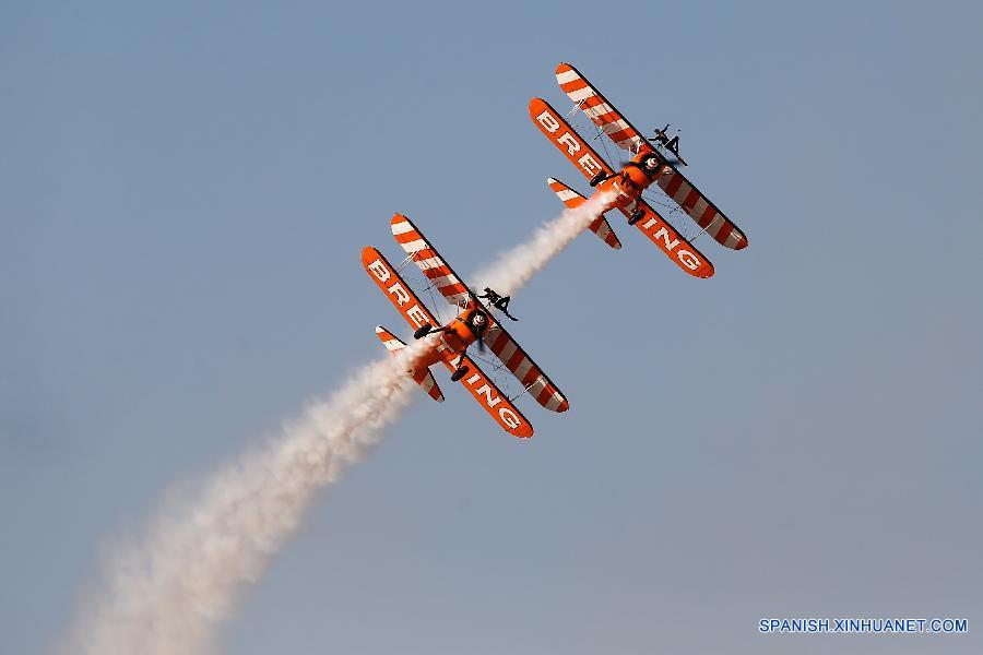 （国际）（2）“百年灵”空中漫步飞行队亮相迪拜航展