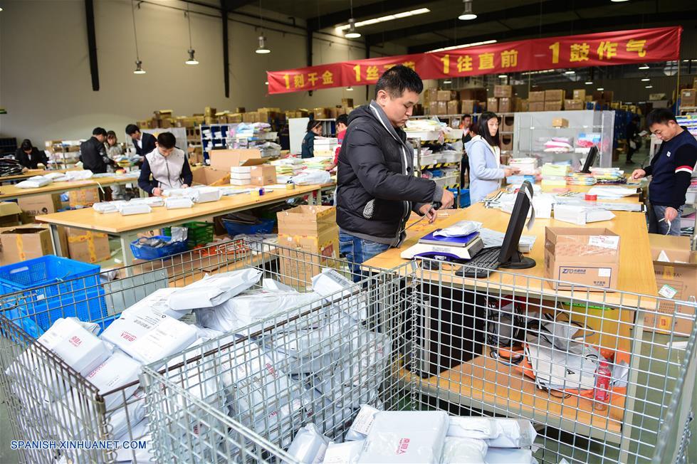 Los minoristas chinos por internet reportaron ventas récord en la fiebre de compras por el Día de los Solteros, cuando los consumidores aprovecharon los descuentos y ofertas en el evento de compras en línea más grande del mundo.