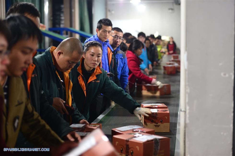 Los minoristas chinos por internet reportaron ventas récord en la fiebre de compras por el Día de los Solteros, cuando los consumidores aprovecharon los descuentos y ofertas en el evento de compras en línea más grande del mundo.