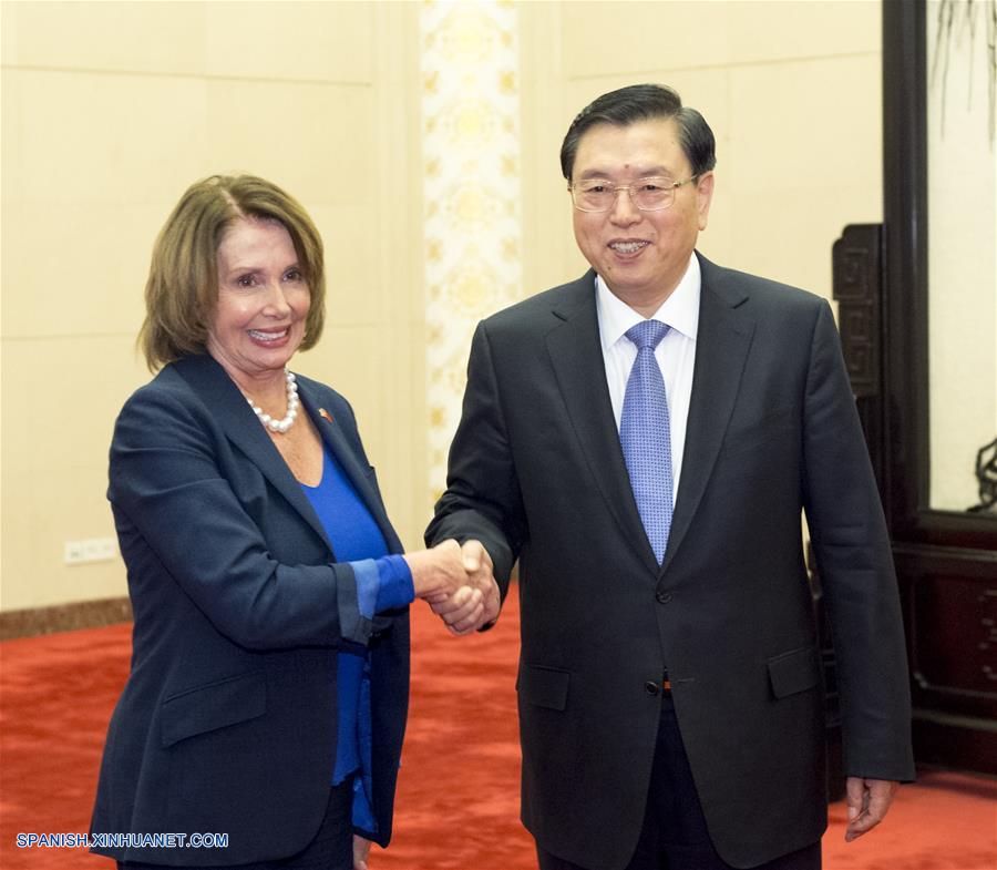 El máximo legislador de China, Zhang Dejiang, se reunió con la lideresa de la minoría de la Cámara de Representantes de Estados Unidos, Nancy Pelosi, y pidió más intercambios y comunicación entre la máxima legislatura de China y el Congreso de Estados Unidos.