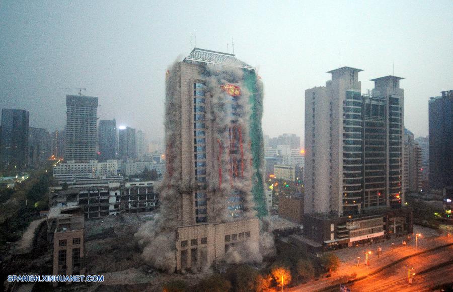 Una voladura controlada se llevó a cabo en un edificio de oficinas de 118 metros de altura hoy domingo por la mañana en la ciudad de Xi´an, convirtiéndose en la edificación más alta demolida en China hasta el momento.