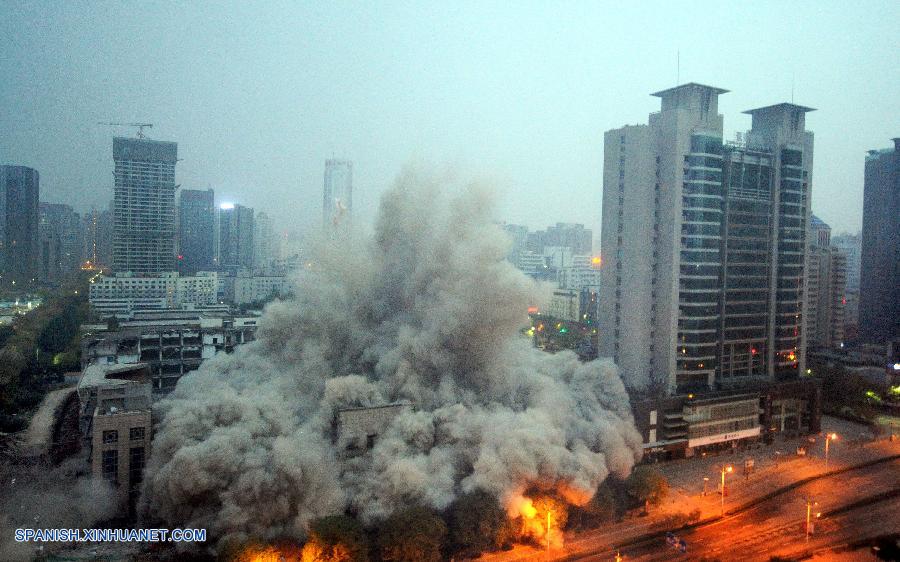 Una voladura controlada se llevó a cabo en un edificio de oficinas de 118 metros de altura hoy domingo por la mañana en la ciudad de Xi´an, convirtiéndose en la edificación más alta demolida en China hasta el momento.