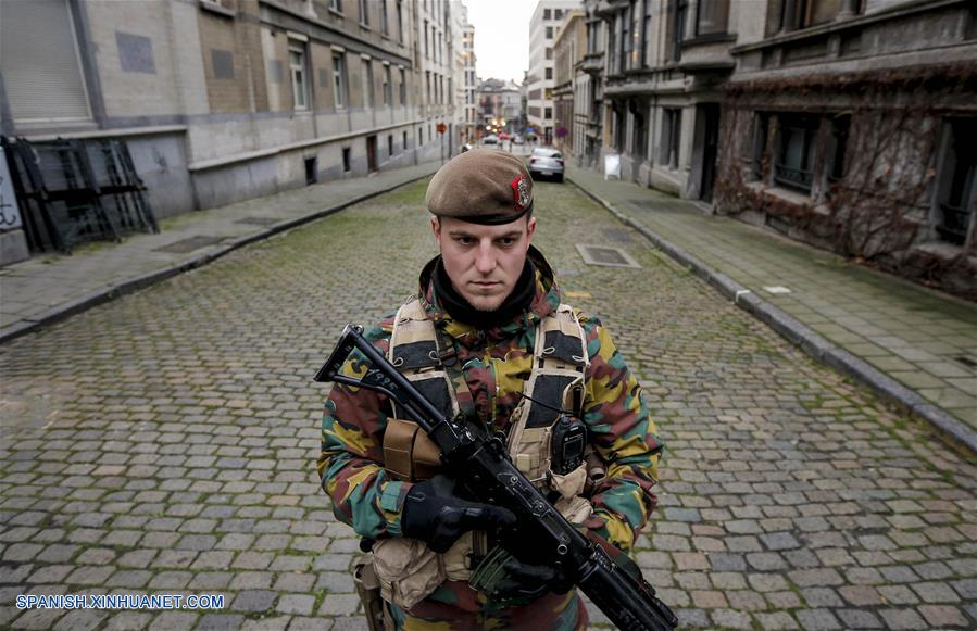 Bélgica elevó el nivel de la amenaza terrorista en todo el país de dos a tres y canceló un partido de fútbol contra España programado para hoy por la noche, anunció el centro de crisis del Ministerio del Interior de Bélgica.