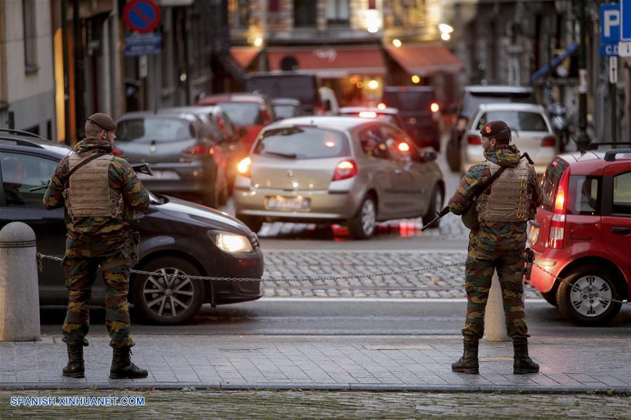 Bélgica elevó el nivel de la amenaza terrorista en todo el país de dos a tres y canceló un partido de fútbol contra España programado para hoy por la noche, anunció el centro de crisis del Ministerio del Interior de Bélgica.