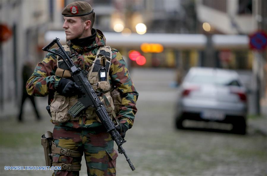 Bélgica elevó el nivel de la amenaza terrorista en todo el país de dos a tres y canceló un partido de fútbol contra España programado para hoy por la noche, anunció el centro de crisis del Ministerio del Interior de Bélgica.