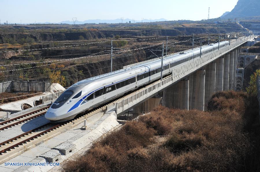 Un tren chino de unidad eléctrica múltiple (EMU, por sus siglas en inglés) alcanzó una velocidad de 385 kilómetros por hora y superó una prueba de alta velocidad, un paso importante antes de que comience sus operaciones formales.