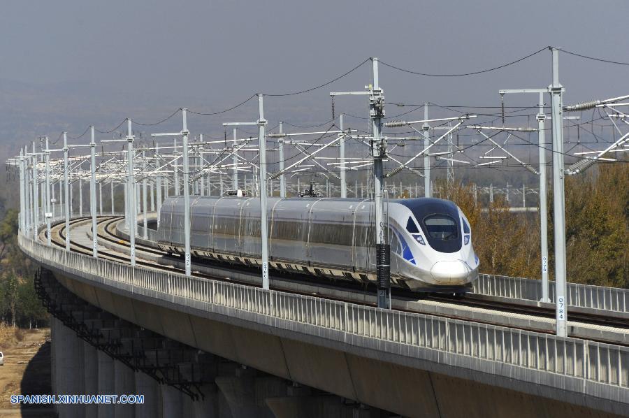 Un tren chino de unidad eléctrica múltiple (EMU, por sus siglas en inglés) alcanzó una velocidad de 385 kilómetros por hora y superó una prueba de alta velocidad, un paso importante antes de que comience sus operaciones formales.