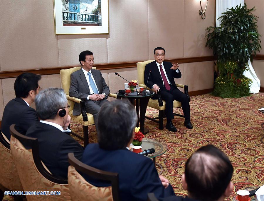 El primer ministro chino, Li Keqiang, instó a los líderes empresariales de Malasia a que aprovechen la oportunidad para realizar nuevas contribuciones al crecimiento de los lazos bilaterales en los terrenos político, económico y cultural.