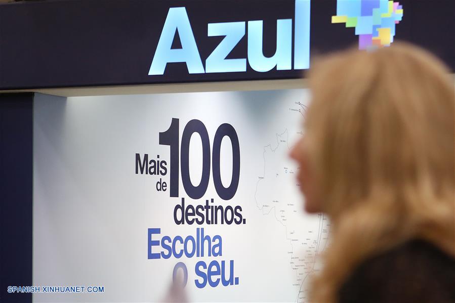 La aerolínea brasileña Azul anunció la venta del 23,7 por ciento de sus acciones al grupo chino HNA por 1.700 millones de reales (unos 455 millones de dólares).